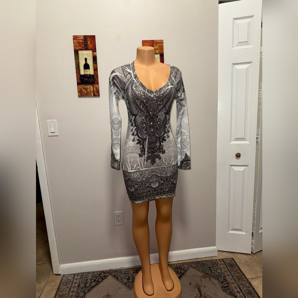 NEW XOXO DRESS LONG SLEEVE SIZE M - Picture 2 of 6